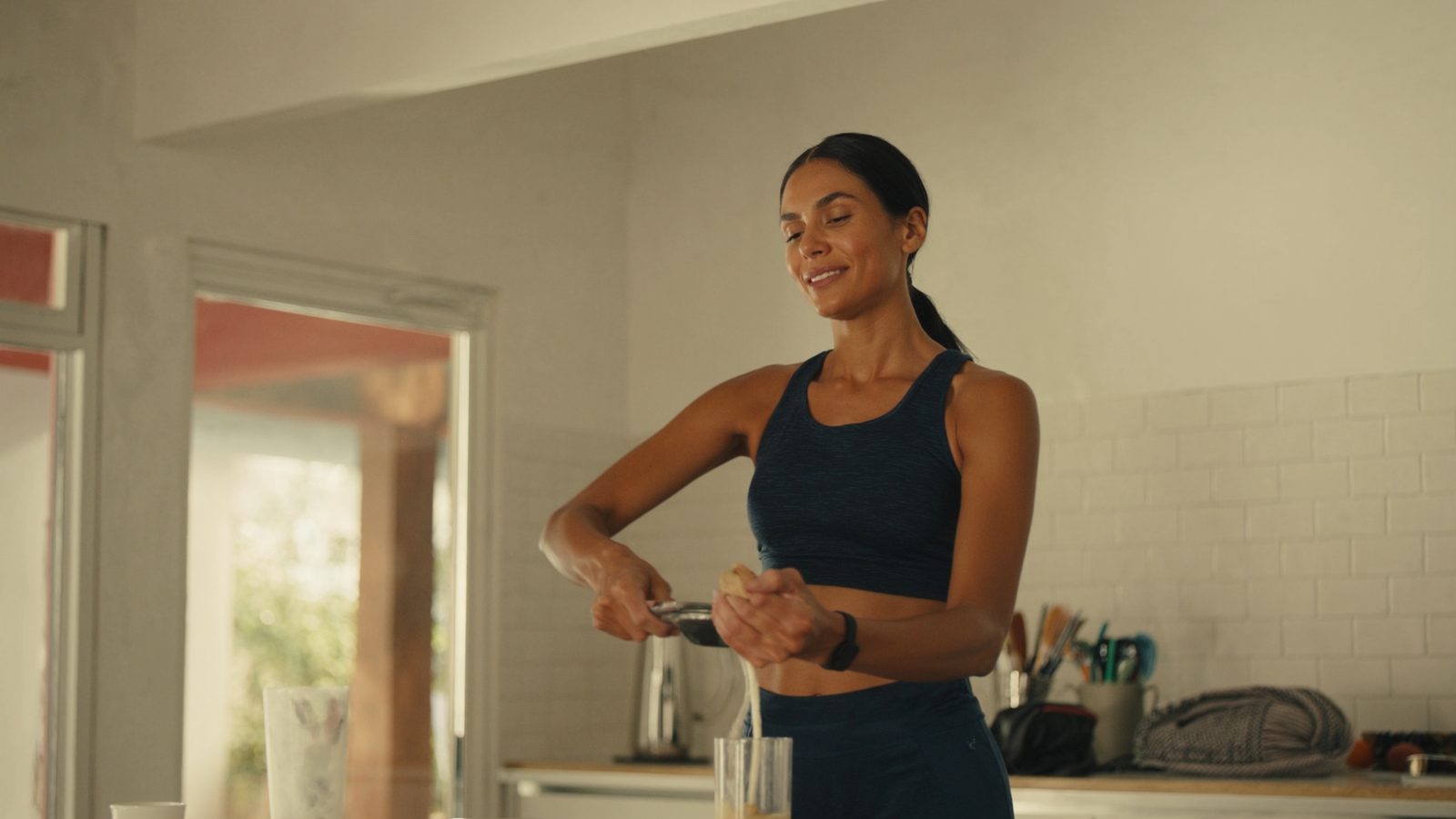Hierro bajo mujer deportista